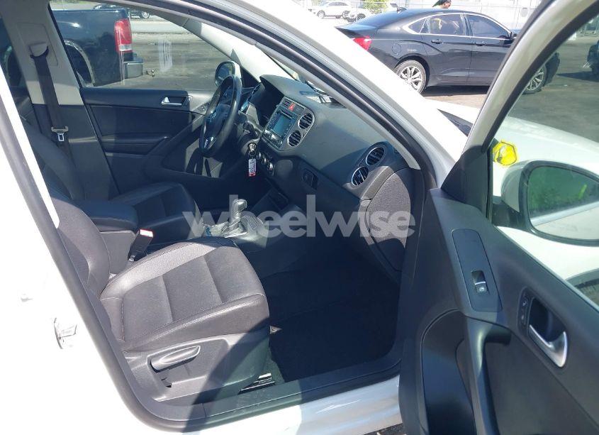 Photo 5 of 2011 Volkswagen Tiguan SE (VIN WVGAV7AX5BW549683)