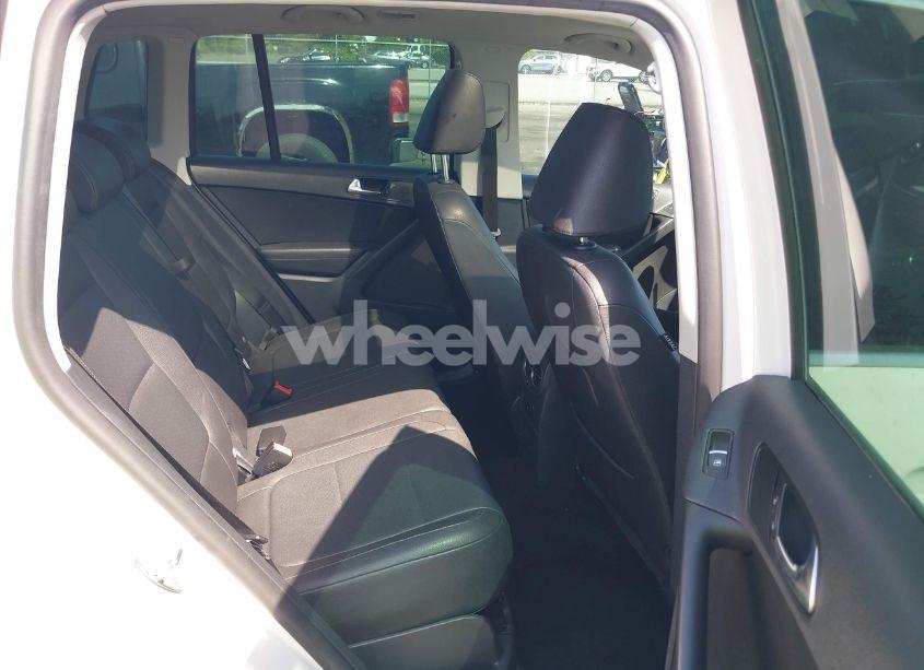 Photo 8 of 2011 Volkswagen Tiguan SE (VIN WVGAV7AX5BW549683)