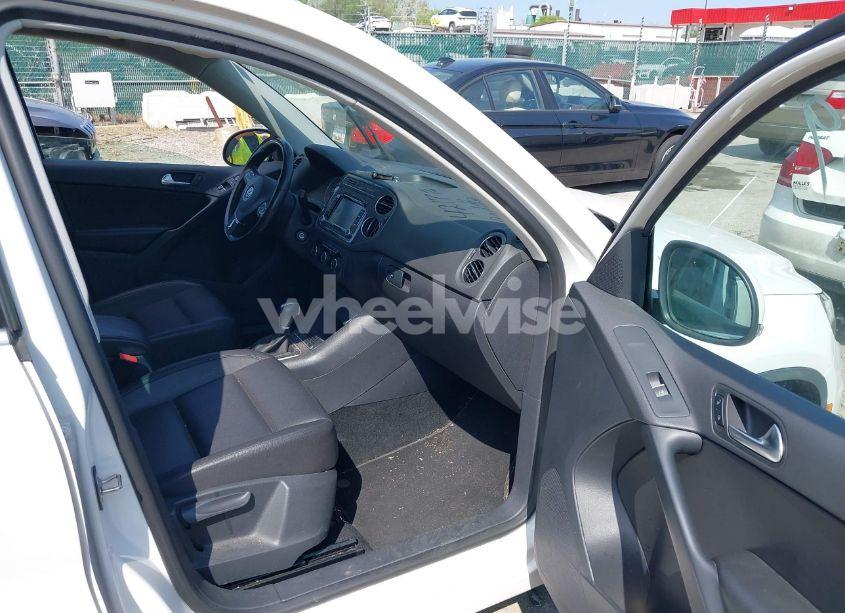 Photo 5 of 2012 Volkswagen Tiguan SE (VIN WVGAV7AX5CW517186)