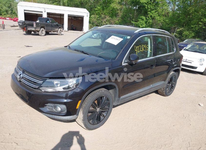 Photo 2 of 2012 Volkswagen Tiguan SE (VIN WVGAV7AX5CW544968)