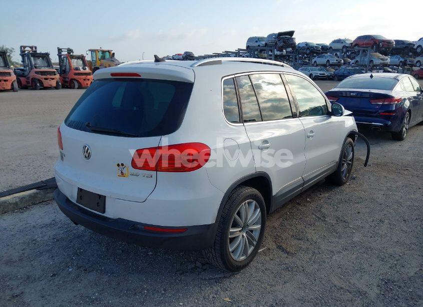 Photo 4 of 2013 Volkswagen Tiguan SE (VIN WVGAV7AX5DW545202)