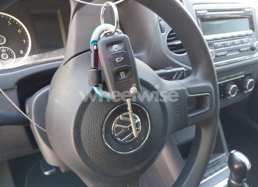 Photo 11 of 2012 Volkswagen Tiguan S (VIN WVGAV7AX6CW000592)