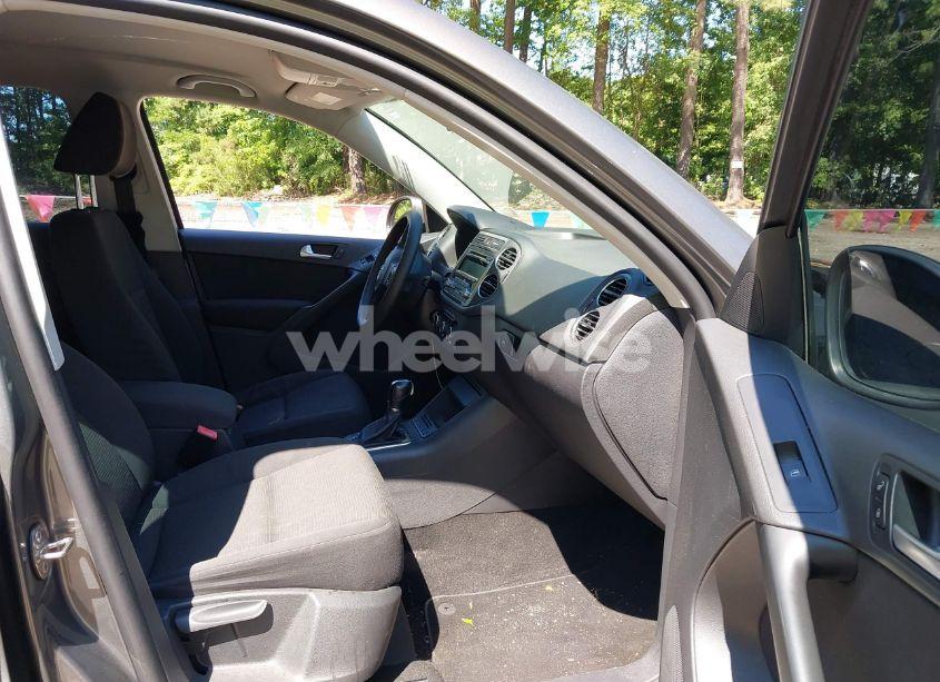 Photo 5 of 2012 Volkswagen Tiguan S (VIN WVGAV7AX6CW000592)
