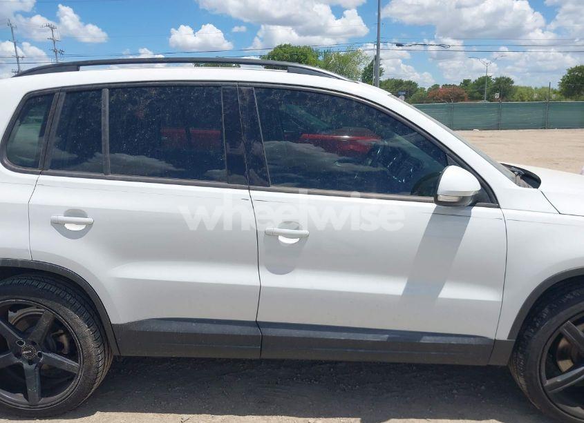 Photo 13 of 2015 Volkswagen Tiguan S (VIN WVGAV7AX6FW529397)