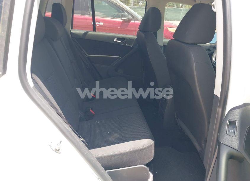 Photo 8 of 2015 Volkswagen Tiguan S (VIN WVGAV7AX6FW529397)