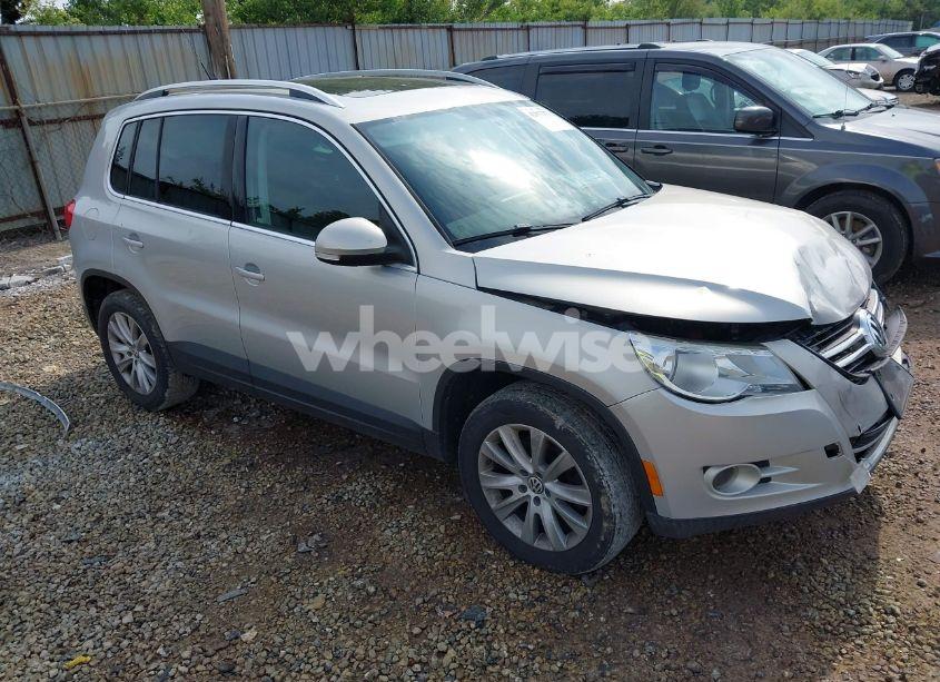 2010 Volkswagen Tiguan SE (VIN WVGAV7AX7AW501682) main photo