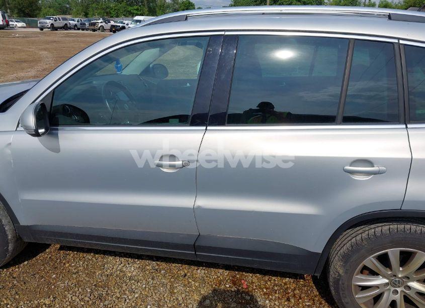 Photo 15 of 2010 Volkswagen Tiguan SE (VIN WVGAV7AX7AW501682)