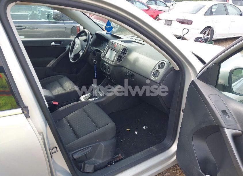 Photo 5 of 2010 Volkswagen Tiguan SE (VIN WVGAV7AX7AW501682)