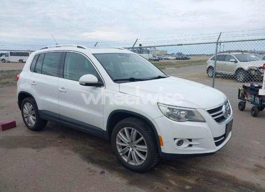2011 Volkswagen Tiguan SEL (VIN WVGAV7AX7BW516541) main photo