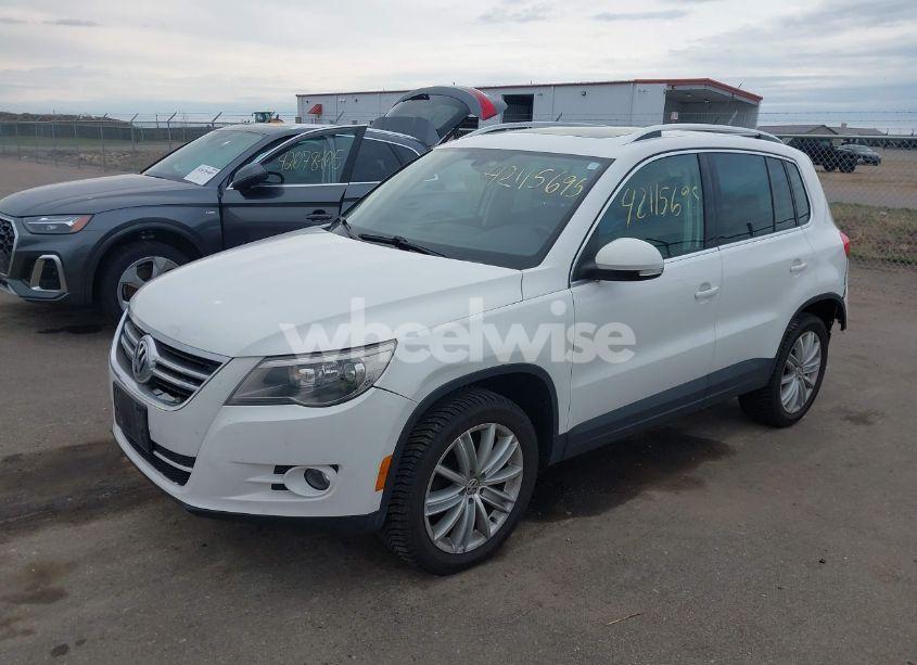 Photo 2 of 2011 Volkswagen Tiguan SEL (VIN WVGAV7AX7BW516541)