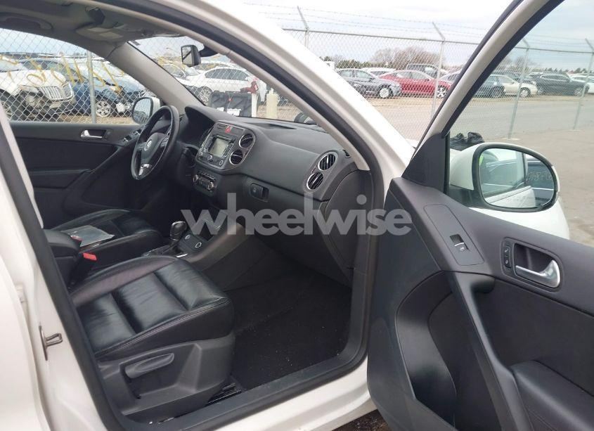Photo 5 of 2011 Volkswagen Tiguan SEL (VIN WVGAV7AX7BW516541)