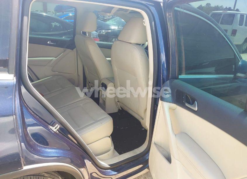 Photo 8 of 2012 Volkswagen Tiguan SE (VIN WVGAV7AX7CW534703)