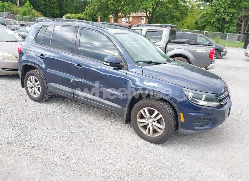 2015 Volkswagen Tiguan S (VIN WVGAV7AX7FW524211) main photo