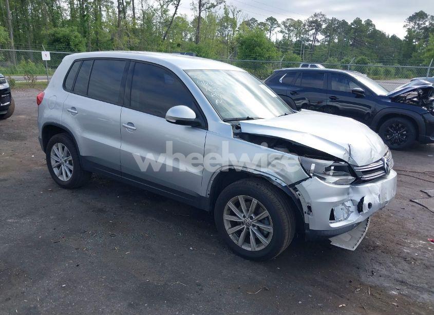 2018 Volkswagen Tiguan LIMITED 2.0T (VIN WVGAV7AX7JK001822) main photo