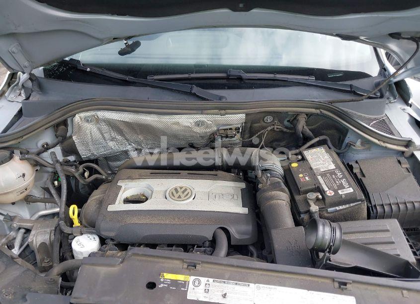 Photo 10 of 2018 Volkswagen Tiguan LIMITED 2.0T (VIN WVGAV7AX7JK001822)