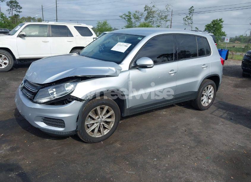 Photo 2 of 2018 Volkswagen Tiguan LIMITED 2.0T (VIN WVGAV7AX7JK001822)