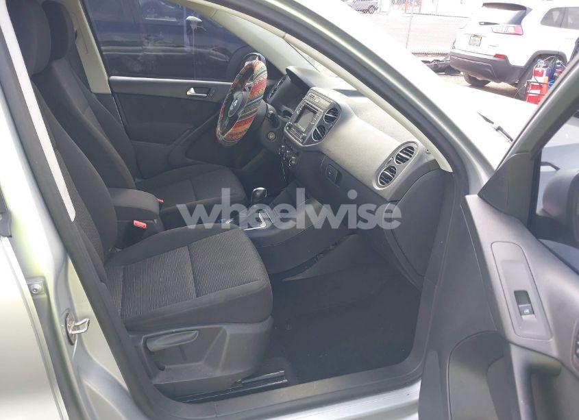 Photo 5 of 2018 Volkswagen Tiguan LIMITED 2.0T (VIN WVGAV7AX7JK001822)