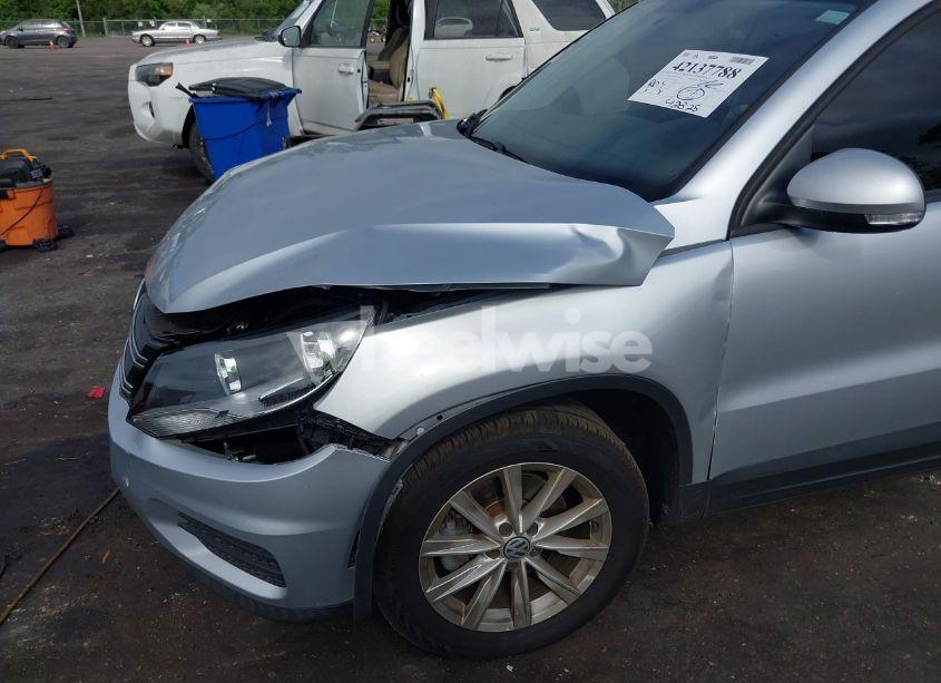 Photo 6 of 2018 Volkswagen Tiguan LIMITED 2.0T (VIN WVGAV7AX7JK001822)