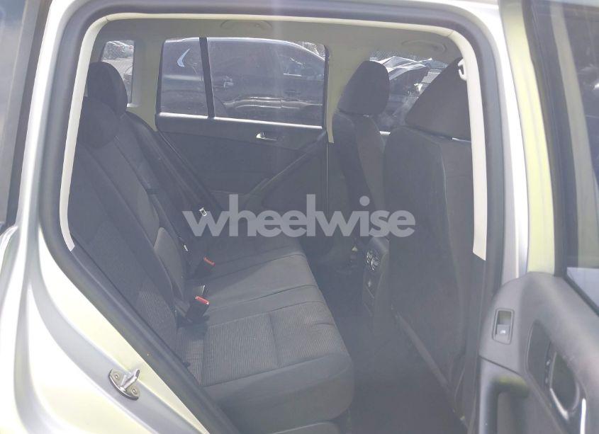 Photo 8 of 2018 Volkswagen Tiguan LIMITED 2.0T (VIN WVGAV7AX7JK001822)