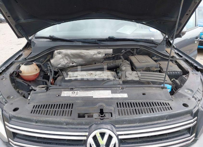 Photo 10 of 2012 Volkswagen Tiguan LE (VIN WVGAV7AX8CW004451)