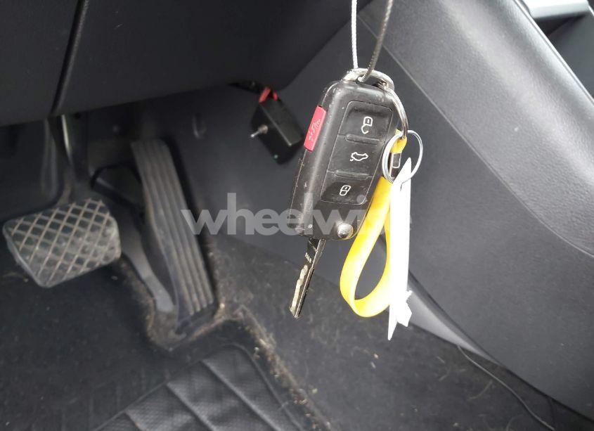 Photo 11 of 2012 Volkswagen Tiguan LE (VIN WVGAV7AX8CW004451)