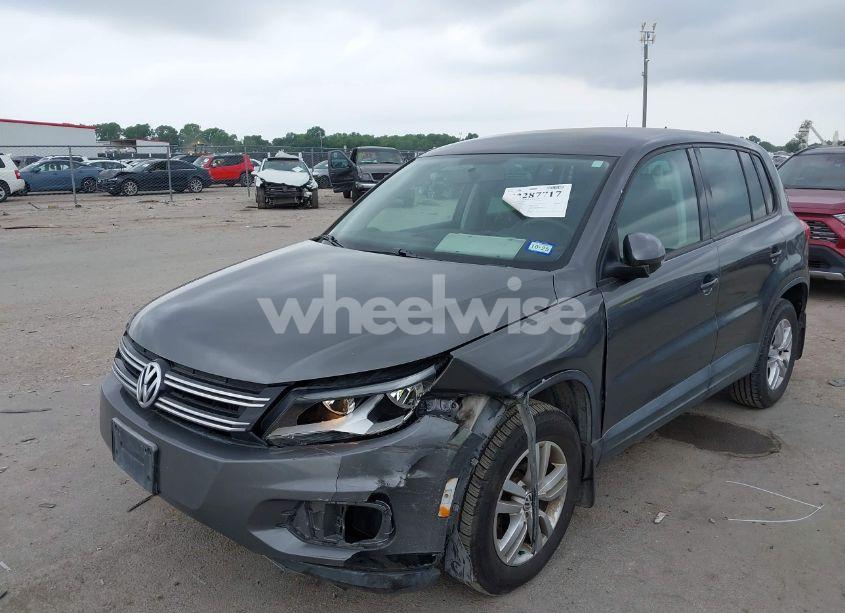 Photo 2 of 2012 Volkswagen Tiguan LE (VIN WVGAV7AX8CW004451)