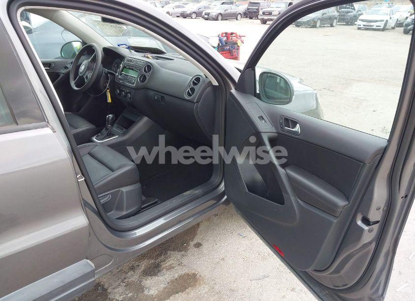 Photo 5 of 2012 Volkswagen Tiguan LE (VIN WVGAV7AX8CW004451)