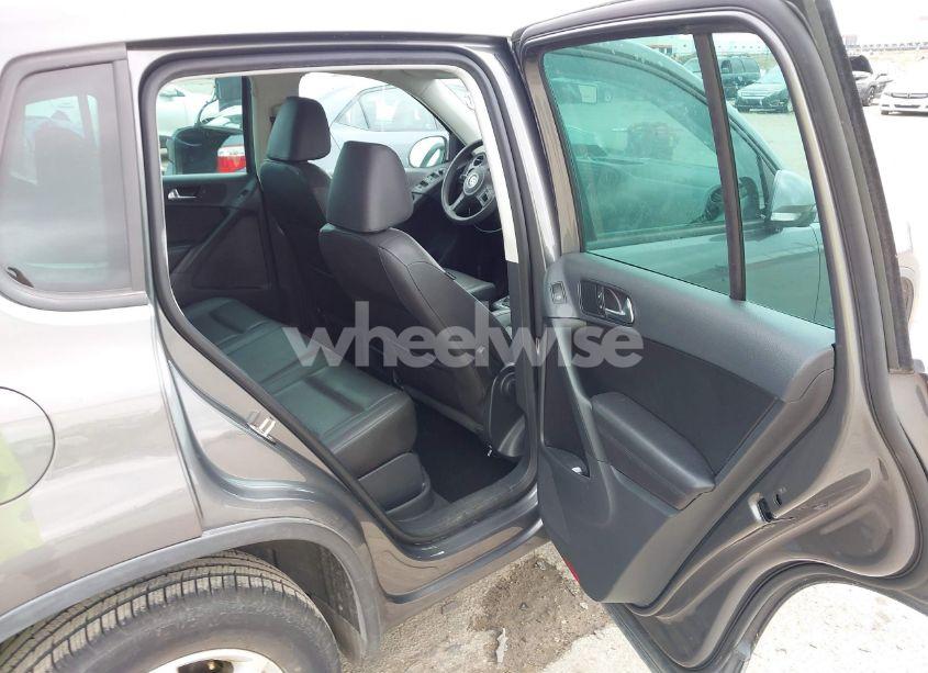Photo 8 of 2012 Volkswagen Tiguan LE (VIN WVGAV7AX8CW004451)