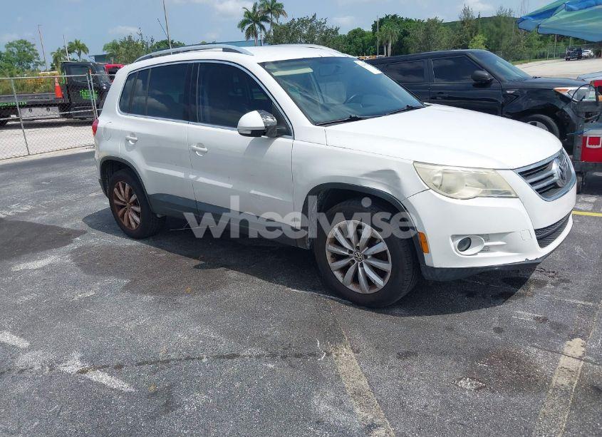 2011 Volkswagen Tiguan SE (VIN WVGAV7AX9BW514225) main photo