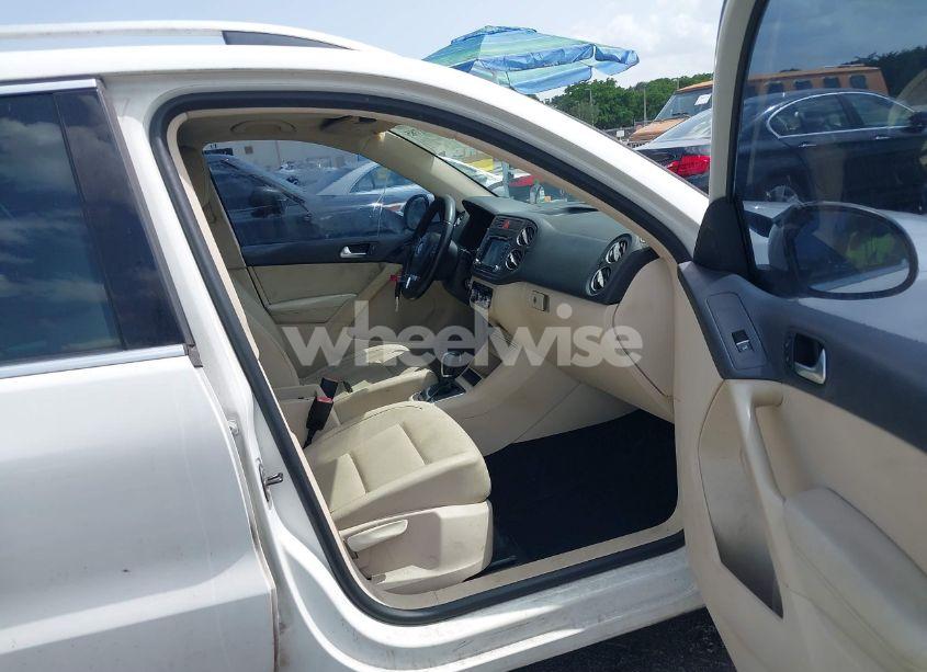Photo 5 of 2011 Volkswagen Tiguan SE (VIN WVGAV7AX9BW514225)