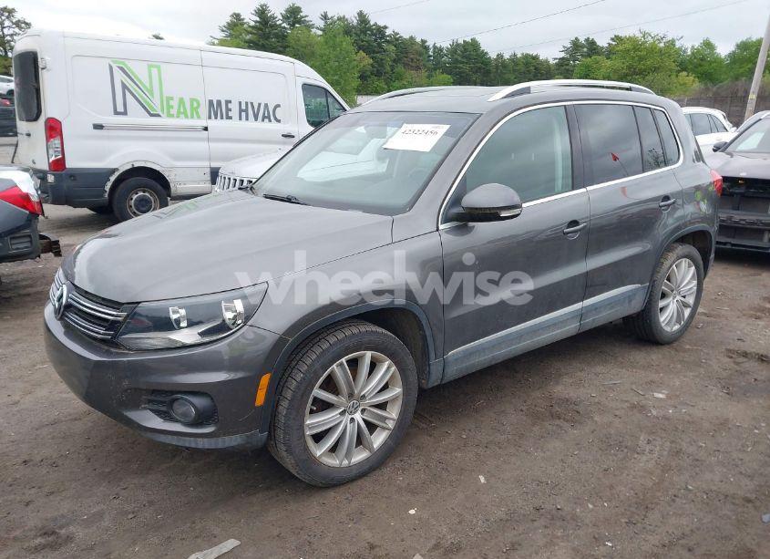 Photo 2 of 2012 Volkswagen Tiguan SE (VIN WVGAV7AX9CW000568)