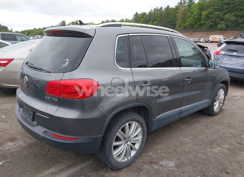 Photo 4 of 2012 Volkswagen Tiguan SE (VIN WVGAV7AX9CW000568)