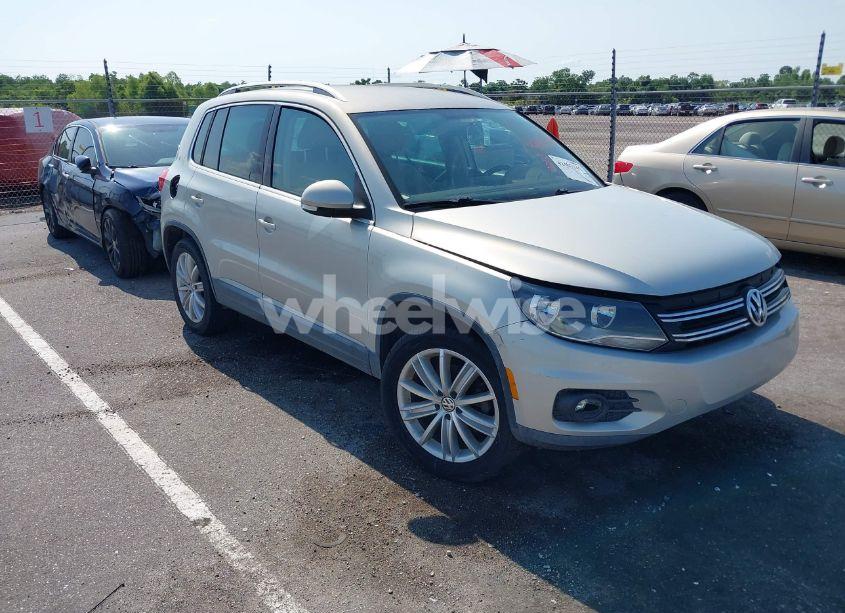 2012 Volkswagen Tiguan SE (VIN WVGAV7AX9CW581957) main photo