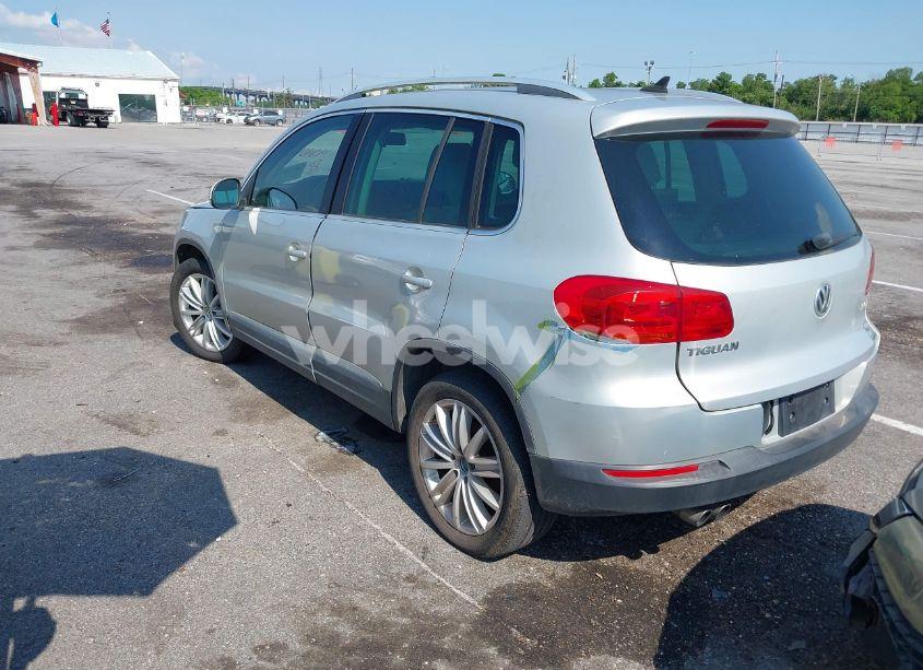 Photo 3 of 2012 Volkswagen Tiguan SE (VIN WVGAV7AX9CW581957)