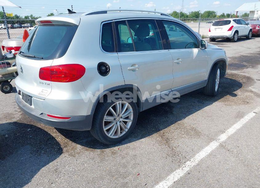 Photo 4 of 2012 Volkswagen Tiguan SE (VIN WVGAV7AX9CW581957)