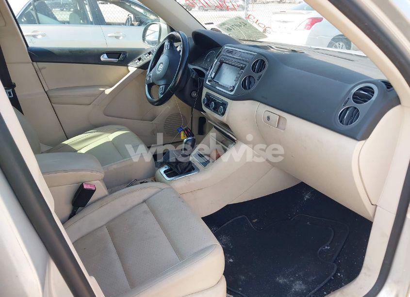 Photo 5 of 2012 Volkswagen Tiguan SE (VIN WVGAV7AX9CW581957)