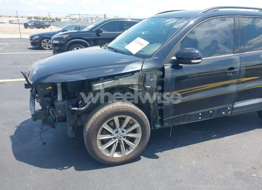 Photo 6 of 2015 Volkswagen Tiguan SE (VIN WVGAV7AX9FW555315)