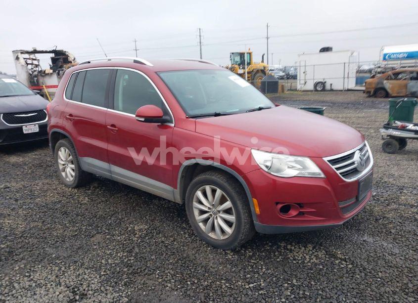 2011 Volkswagen Tiguan SE (VIN WVGAV7AXXBW000903) main photo