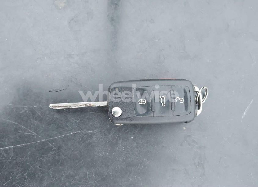 Photo 11 of 2011 Volkswagen Tiguan SE (VIN WVGAV7AXXBW000903)