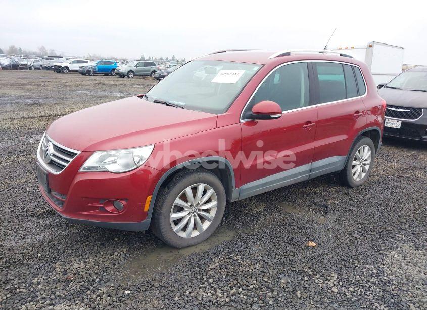 Photo 2 of 2011 Volkswagen Tiguan SE (VIN WVGAV7AXXBW000903)
