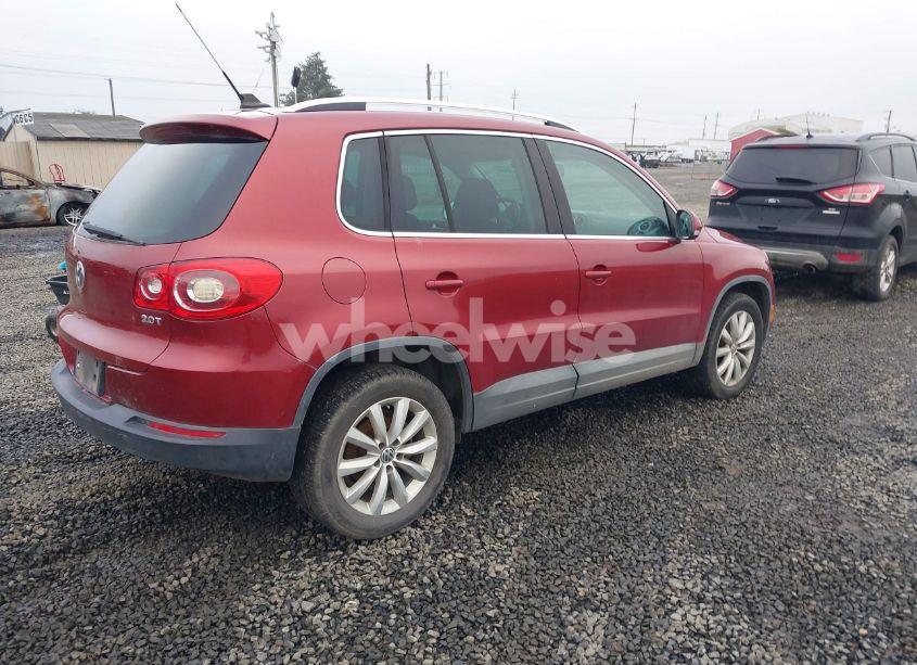 Photo 4 of 2011 Volkswagen Tiguan SE (VIN WVGAV7AXXBW000903)