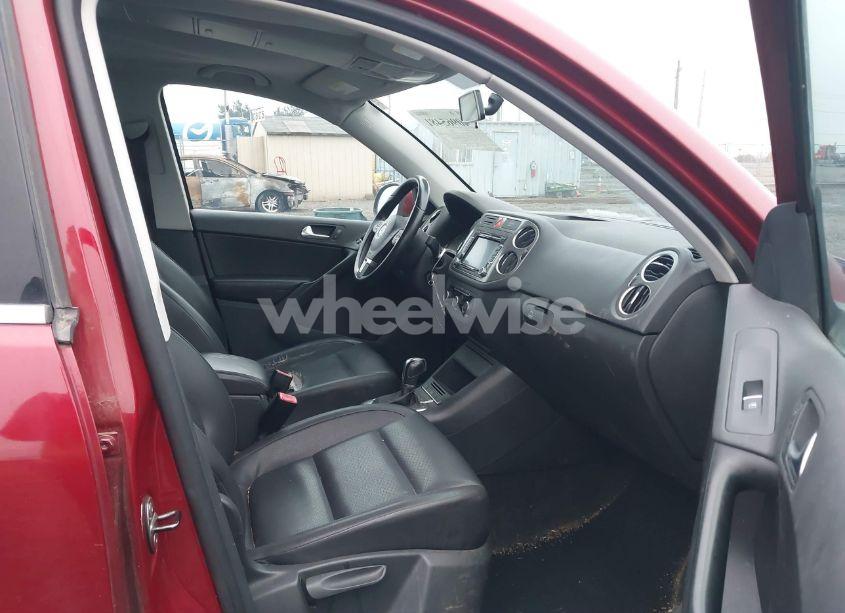 Photo 5 of 2011 Volkswagen Tiguan SE (VIN WVGAV7AXXBW000903)