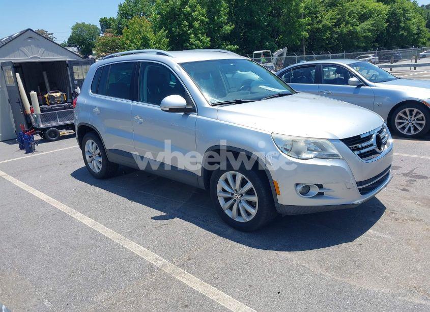 2011 Volkswagen Tiguan SE (VIN WVGAV7AXXBW511253) main photo