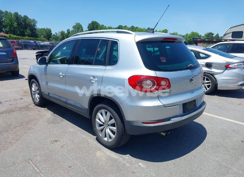 Photo 3 of 2011 Volkswagen Tiguan SE (VIN WVGAV7AXXBW511253)