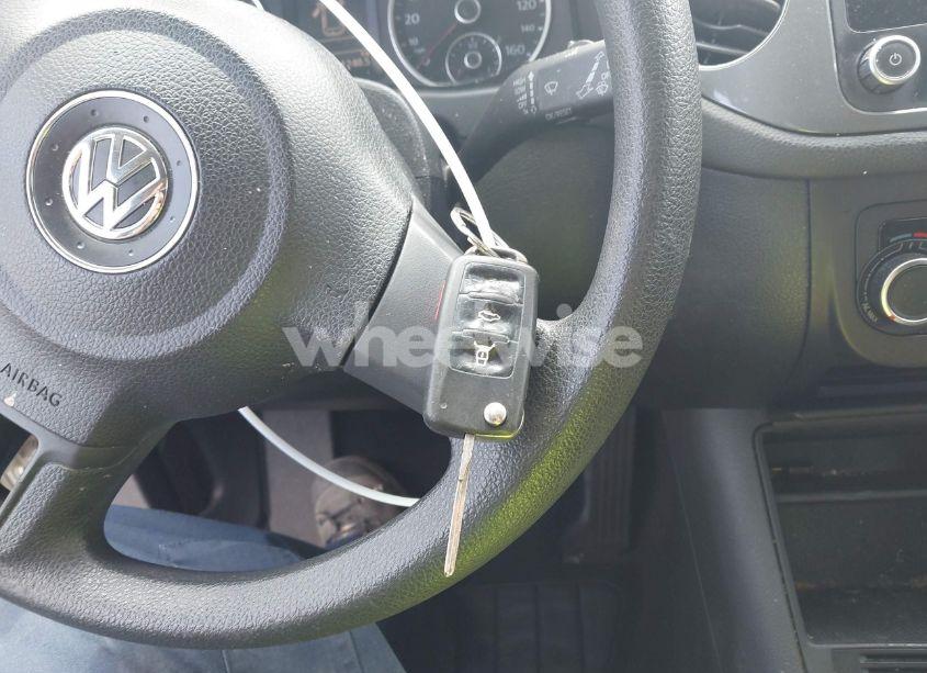 Photo 11 of 2012 Volkswagen Tiguan S (VIN WVGAV7AXXCW588657)