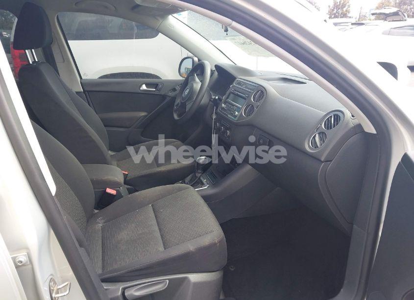 Photo 5 of 2012 Volkswagen Tiguan S (VIN WVGAV7AXXCW588657)