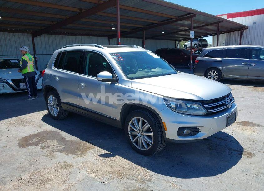 2016 Volkswagen Tiguan SE (VIN WVGAV7AXXGW537679) main photo