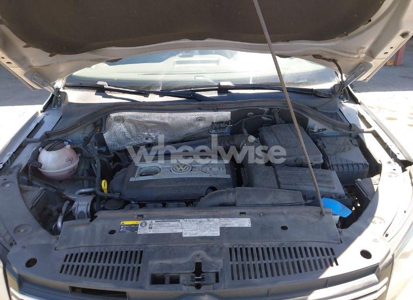 Photo 10 of 2016 Volkswagen Tiguan SE (VIN WVGAV7AXXGW537679)