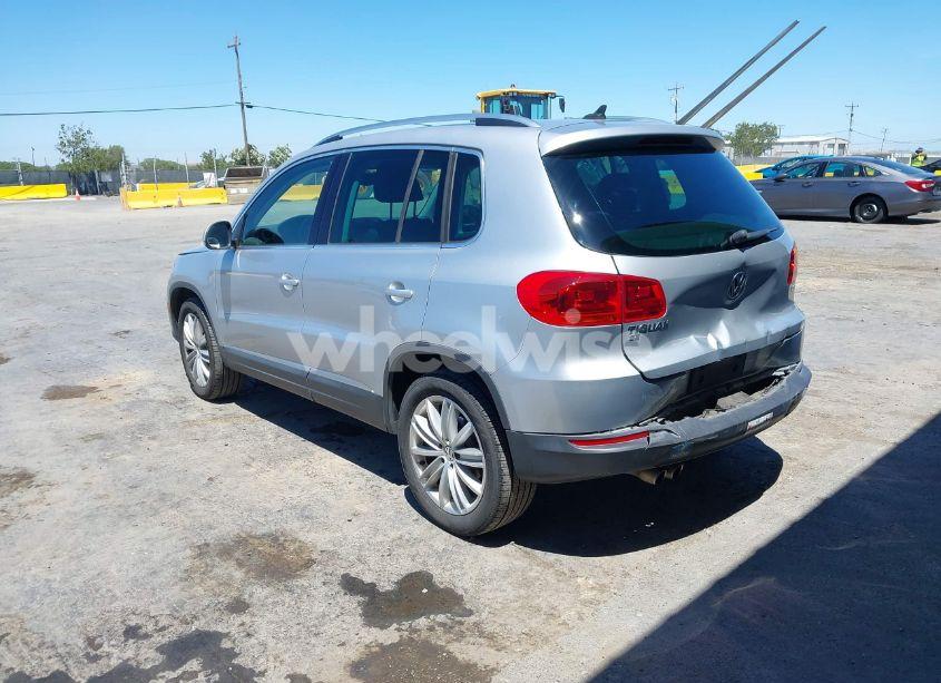 Photo 3 of 2016 Volkswagen Tiguan SE (VIN WVGAV7AXXGW537679)