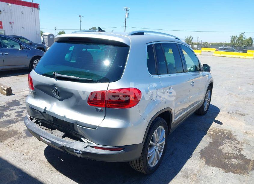 Photo 4 of 2016 Volkswagen Tiguan SE (VIN WVGAV7AXXGW537679)